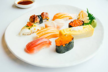Ham ve taze nigiri suşi beyaz tabak içinde ayarla