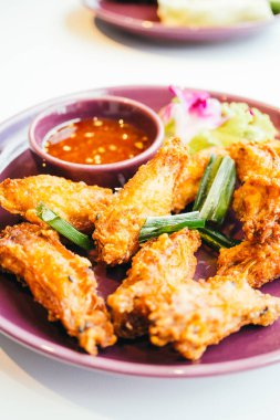 Kızarmış tavuk kanadı.