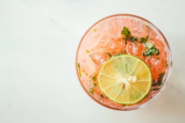 İçki kokteyl cam buzlu