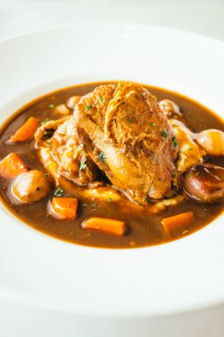 Kırmızı şarap soslu kızarmış tavuk