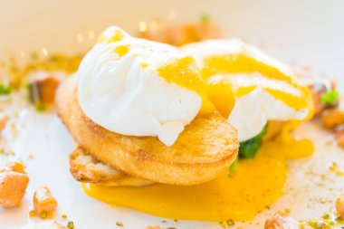 연어 달걀 베네딕트