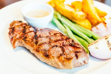 Beyaz tabak içinde sığır eti biftek