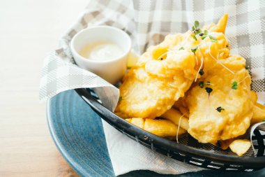 kızarmış balık ve cips 