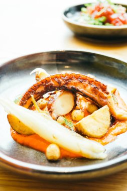 Izgara kavrulmuş ahtapot