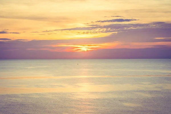 Schöner Sonnenaufgang am Himmel — Stockfoto