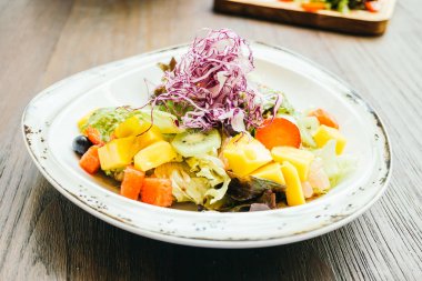 Plaka sebze meyve salatası