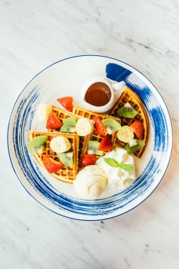 Gözleme ve dondurma üzerine karışık meyve