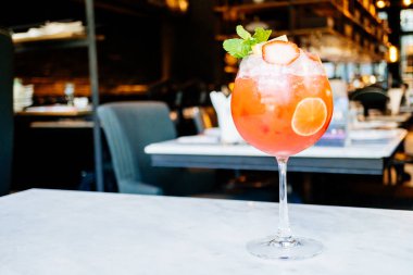 Çilek tutku meyve kokteyl cam içme