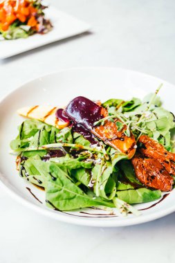 Sebze salatası ile kaz ciğeri