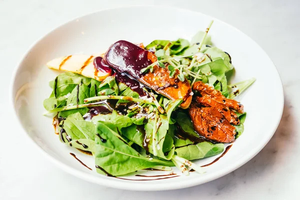 Фуа-гра с овощным салатом — стоковое фото