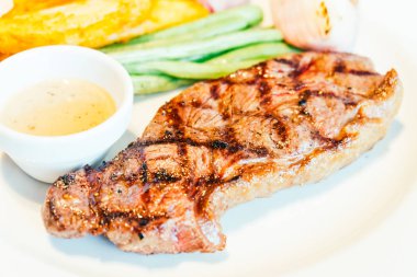 Beyaz tabak içinde sığır eti biftek