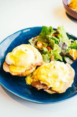 Yumurta benedict jambon ve üstüne sos ile