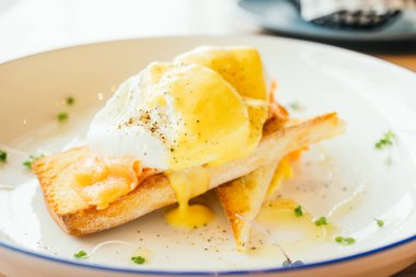 Kahvaltı için füme somon yumurta benedict