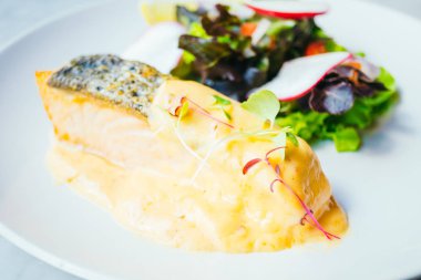 Beyaz tabak içinde somon steak