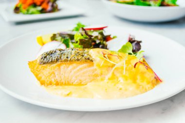 Beyaz tabak içinde somon steak