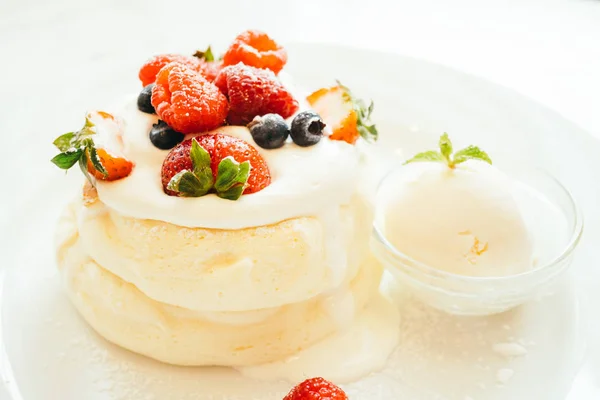 Pannenkoek met ijs aardbei, bosbes en framboos — Stockfoto