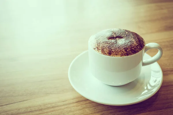 Кофе капучино в белой чашке — стоковое фото