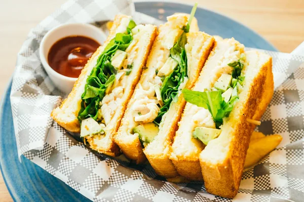 Sandwich met avocado en kip vlees met frietjes — Stockfoto