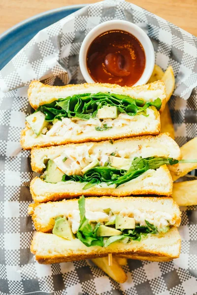 Patates kızartması ile avokado ve tavuk etli sandviç