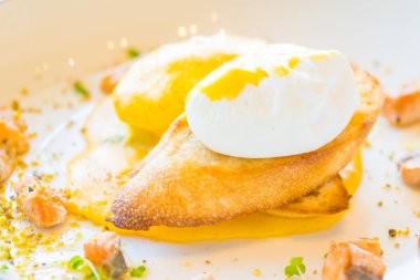 연어 달걀 베네딕트