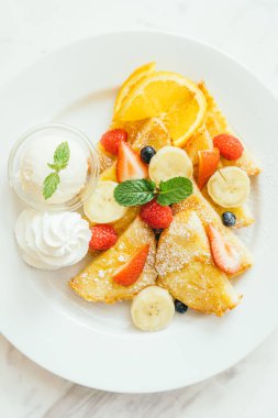 Gözleme ve ekmek tost ile karışık meyve