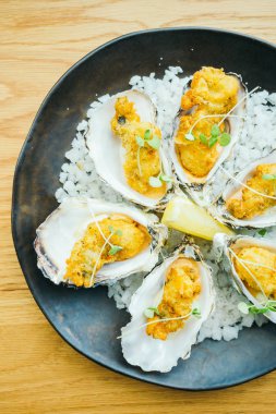 Soslu kızarmış istiridye kabuğu