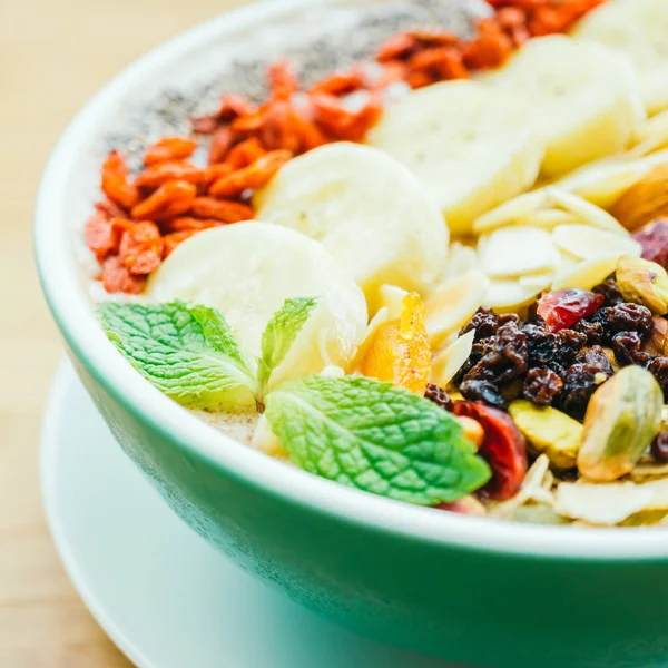 Blandad frukt med müsli och granola — Stockfoto