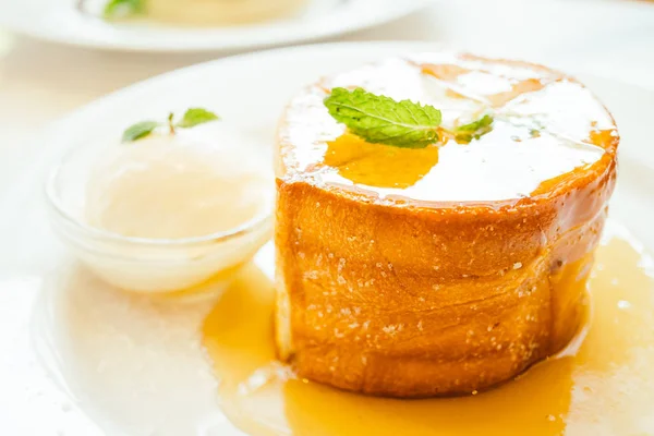 Franska toast bröd med smör på toppen och glass — Stockfoto