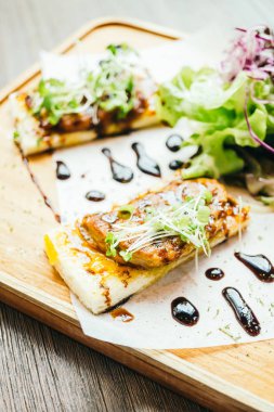 Kaz ciğeri üstünde tepe-in ekmek sos ile