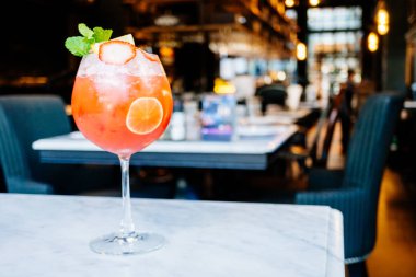 Çilek tutku meyve kokteyl cam içme