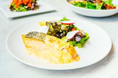 Beyaz tabak içinde somon steak