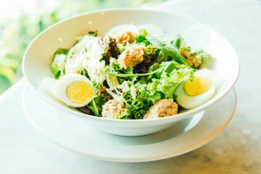 Beyaz kase taze ton balıklı salata