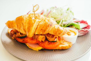 Kruvasan sandviç gevrek domuz pastırması ile 