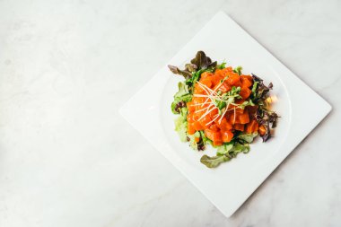 Tuna tartare beyaz plaka
