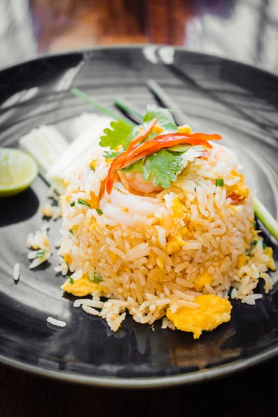 Nasi goreng dengan udang di atasnya — Stok Foto