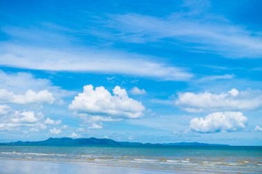 Güzel plajı ile deniz ve okyanus mavi gökyüzü üzerinde