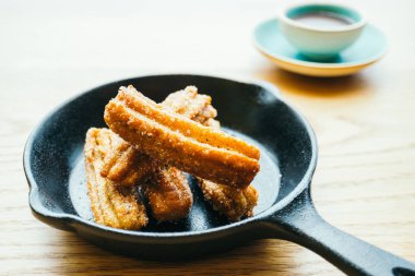 Tatlı Churros çörek çikolata soslu kızarmış