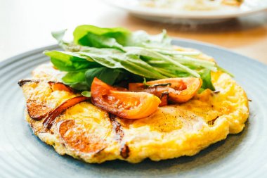 Kızarmış yumurta omlet beyaz plaka