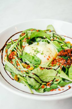 Yumurta benedict salata