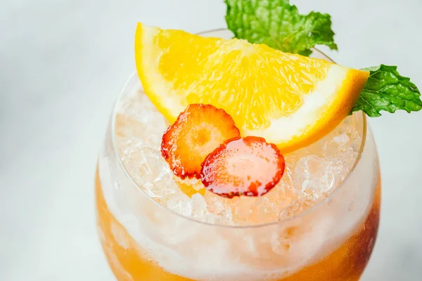 Eiscocktails trinken — Stockfoto