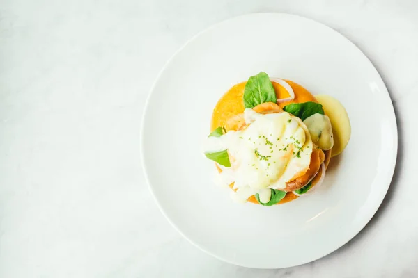 Pane ciambella con salmone affumicato e uovo benedetto — Foto Stock