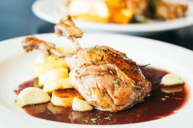 Biftek beyaz tabakta ördek meme