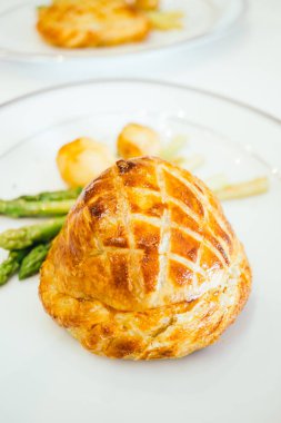 Sebzeli tavuk pasta ekmek