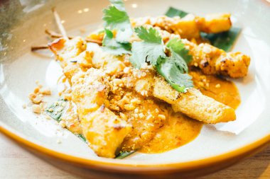 Izgara tavuk eti satay