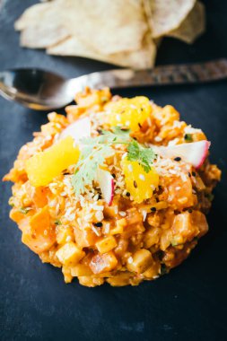 Çiğ taze somon et çiğ siyah plaka