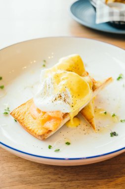 Kahvaltı için füme somon yumurta benedict