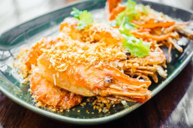 Plaka sarımsaklı kızarmış karides