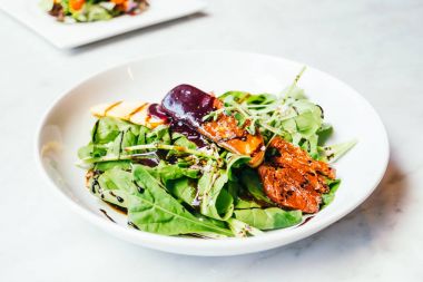 Sebze salatası ile kaz ciğeri