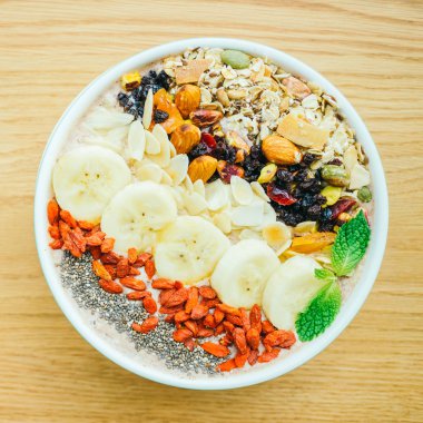 Müsli ve granola karışık meyve