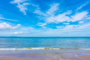 Güzel plajı ile deniz ve okyanus mavi gökyüzü üzerinde